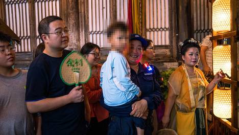 浙江象山影视城夜游真有这么好玩吗？有人玩得入迷，把小孩子都弄丢了