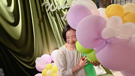 倪妮晒美照庆祝38岁生日 怀抱花朵气球笑靥如花