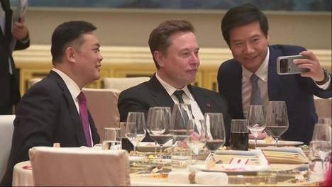 马斯克出席欢迎晚宴 雷军拿出手机一同自拍