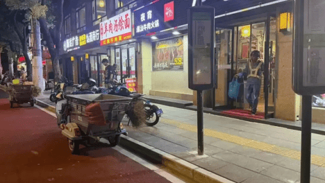 商铺门前垃圾散落，如何破解“治理后又反弹”困局？