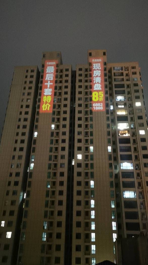 2元消毒餐具爬出活虫频现头发油渍
