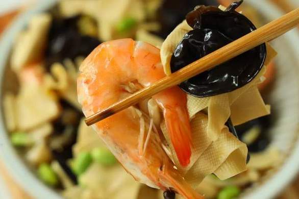 三只猫在玩银环蛇