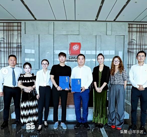 8旬独居老太深夜持菜刀砍邻居门