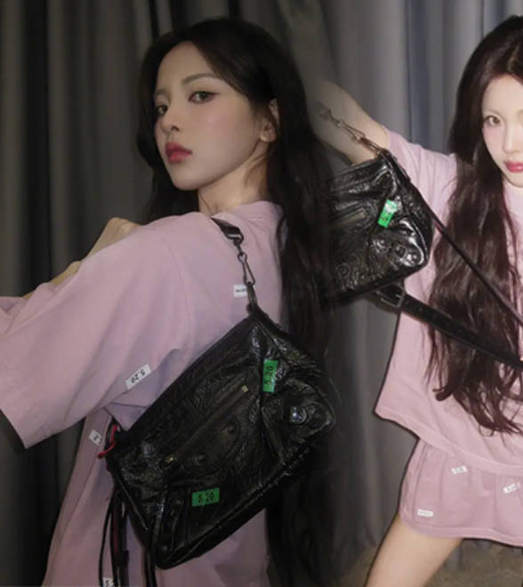 杨超越穿粉色T恤随性少女，脚蹬长靴又甜又酷