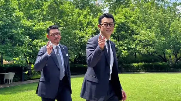 沙溢瘦身成功状态佳 与昔日老师同框跳舞