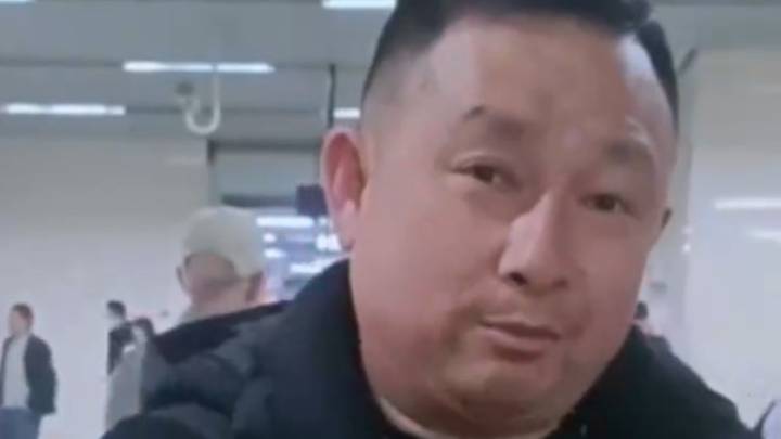 无臂男子免费乘地铁被要求出示残疾证,你觉得合理吗?