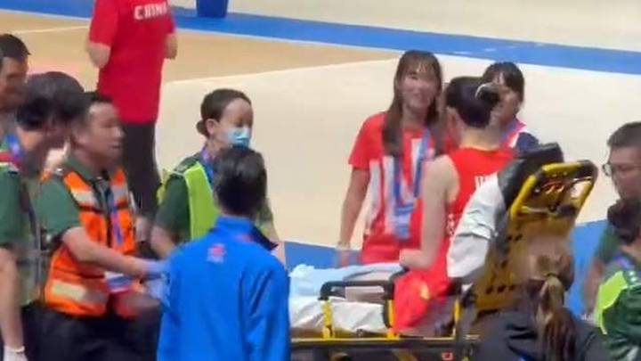 女排赛点扣杀却意外受伤,伤情初步诊断结果曝光,你觉得可惜吗?