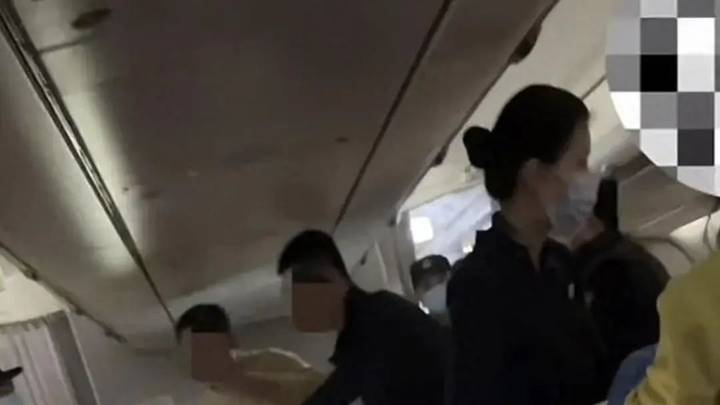 东航机闹事件,旅客不满处理准备起诉,你支持谁?