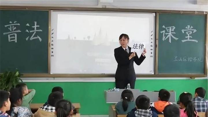 幼儿园老师打孩子头并踩脸,应该严惩吗?