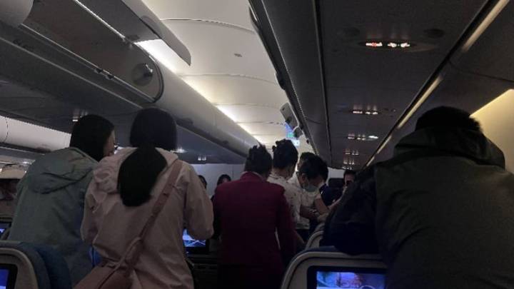 国泰航班深夜备降深圳,乘客称多人失重呕吐,是天气原因吗?