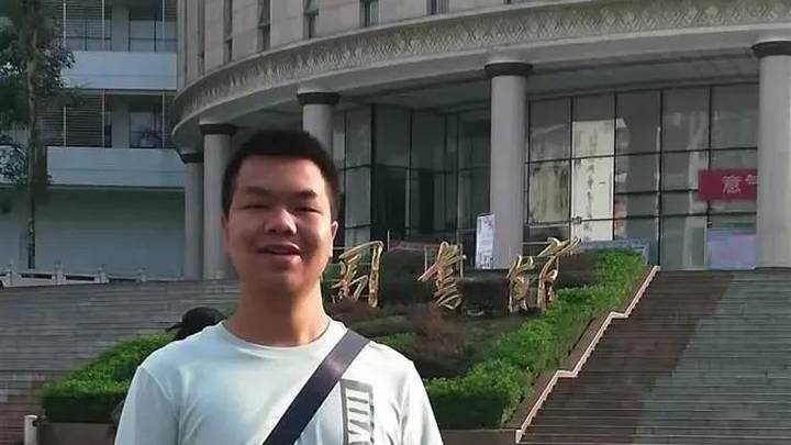 大四学生失联数月,班主任说孩子挂科8门无法毕业,校方有责任吗?