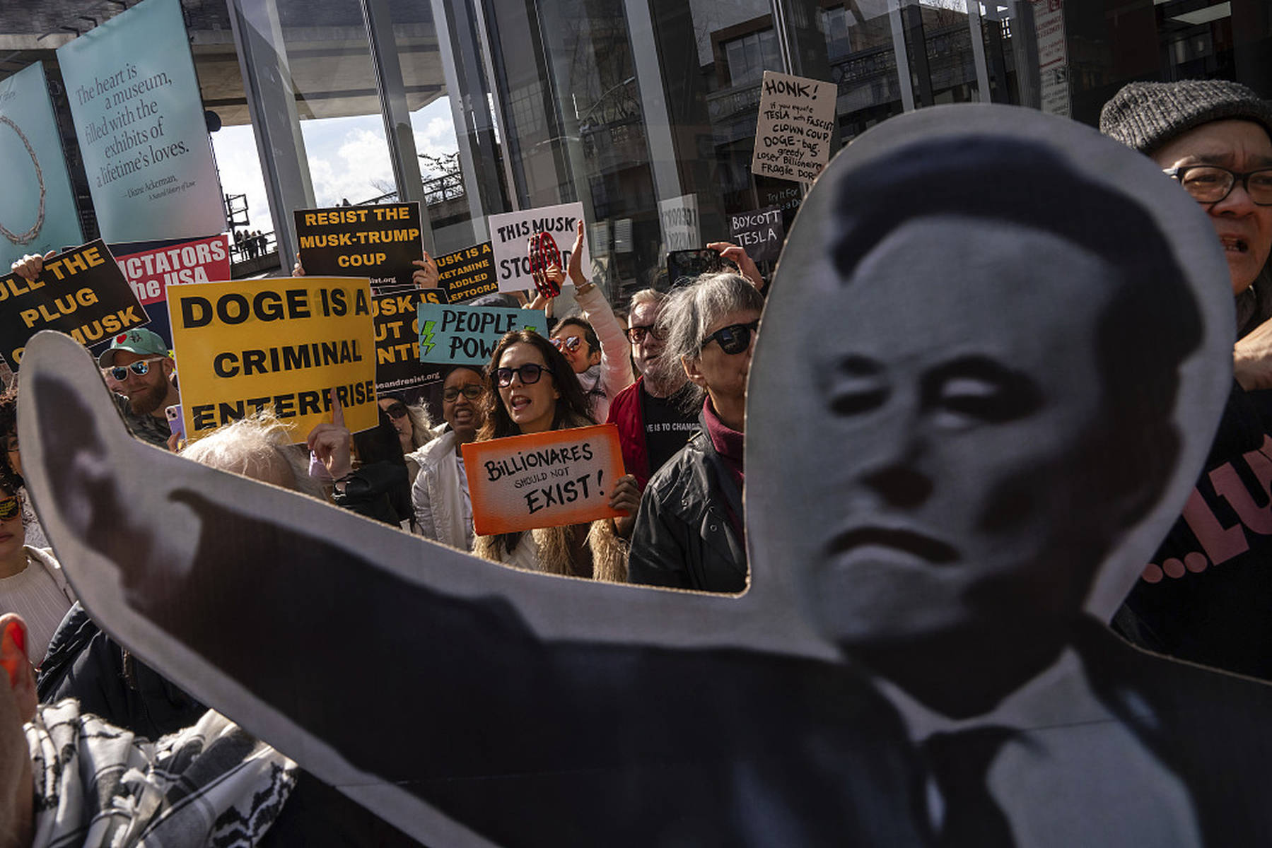 直击现场：美国多地爆发“反马斯克”抗议活动