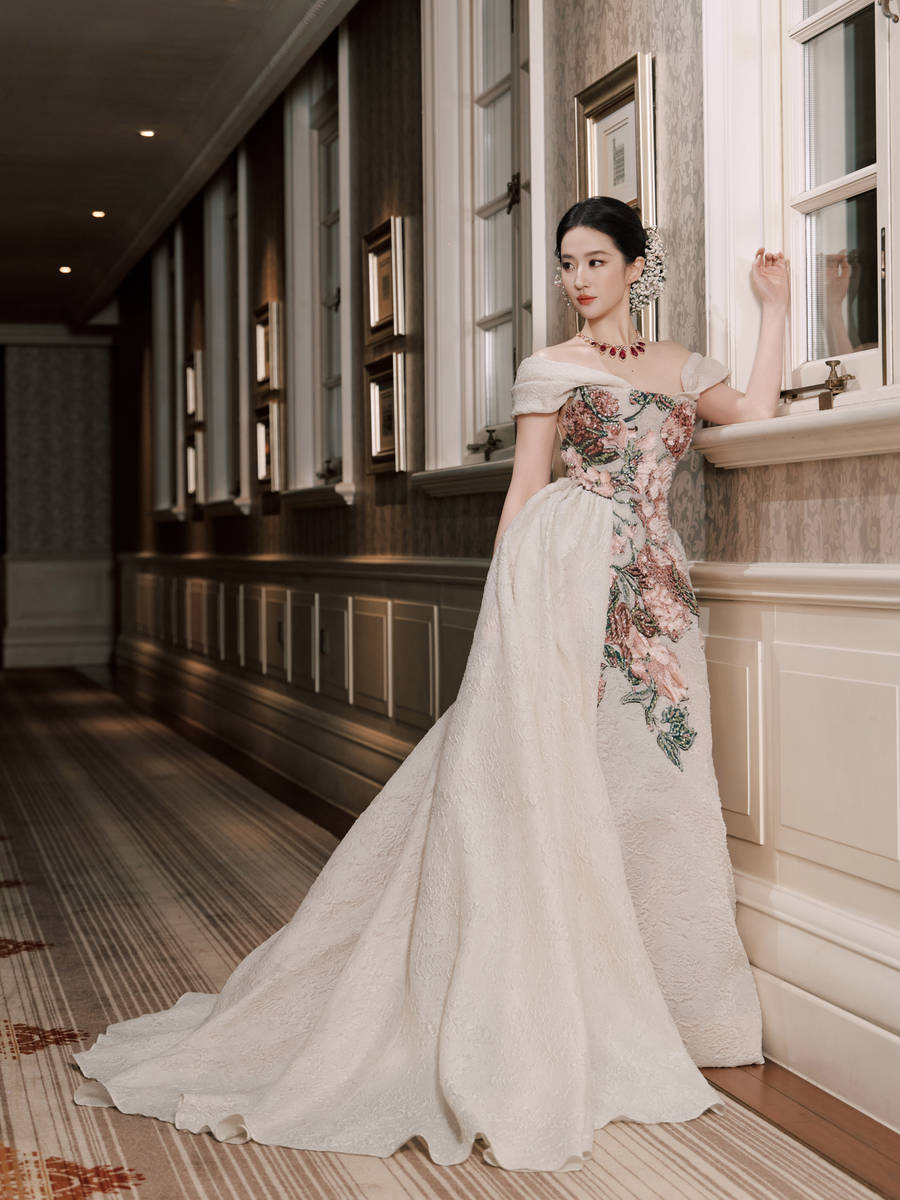 刘亦菲穿抹胸礼服优雅温婉 公主风盘发显贵气慵懒