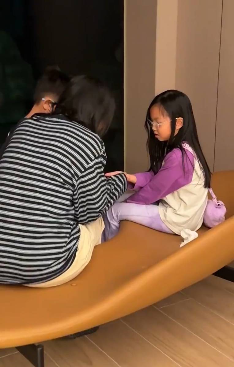 朱丹带儿子女儿逛海洋馆 住海底酒店好梦幻