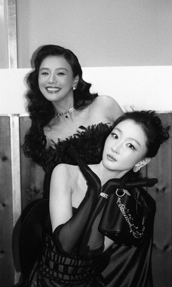 周冬雨马思纯拍黑白胶片合照 互相依偎亲密无间