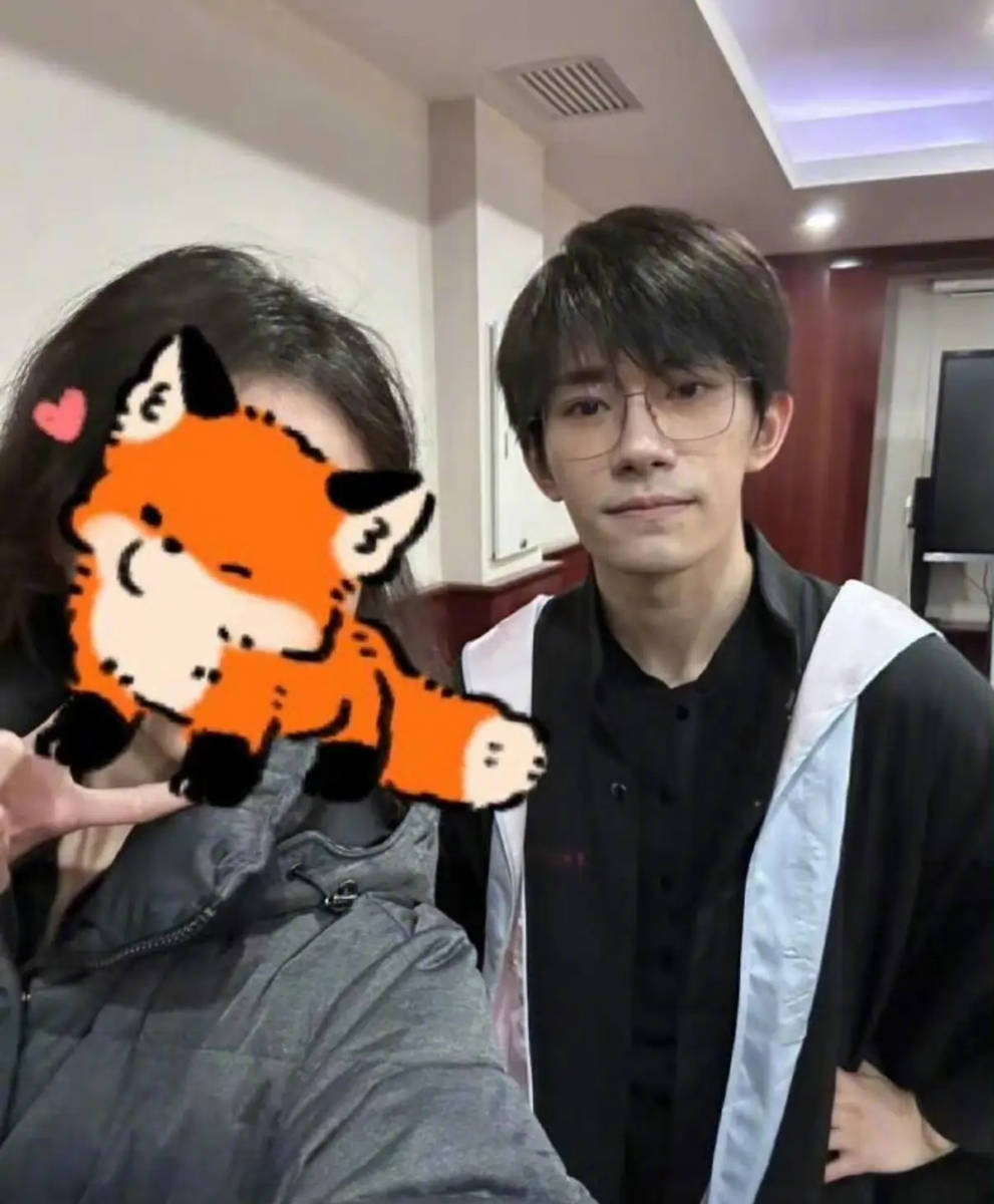 易烊千玺参加中戏补办毕业典礼!穿学士服拍毕业照