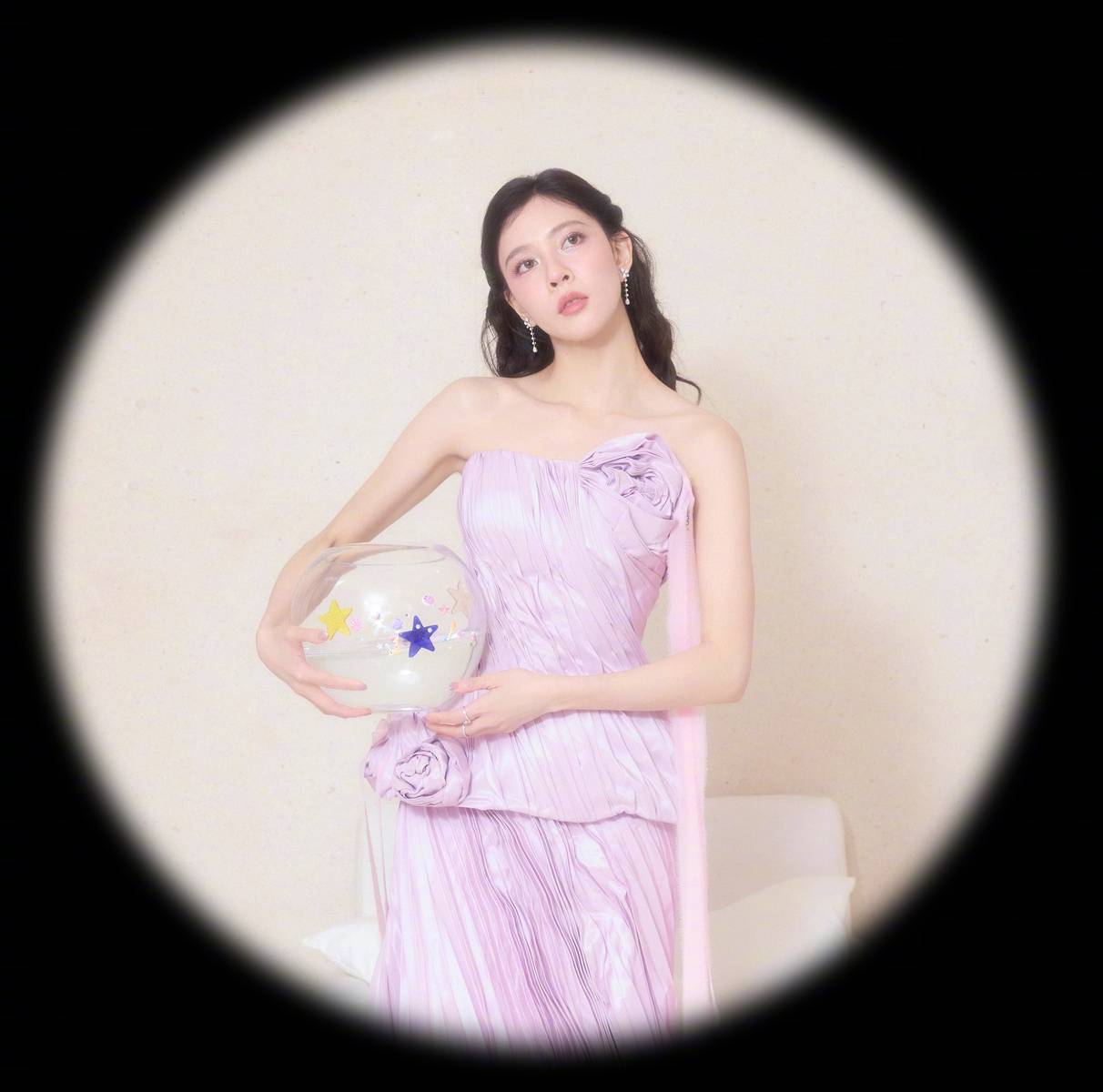 宋妍霏穿金色鱼尾裙身姿窈窕 发丝飞扬氛围感十足