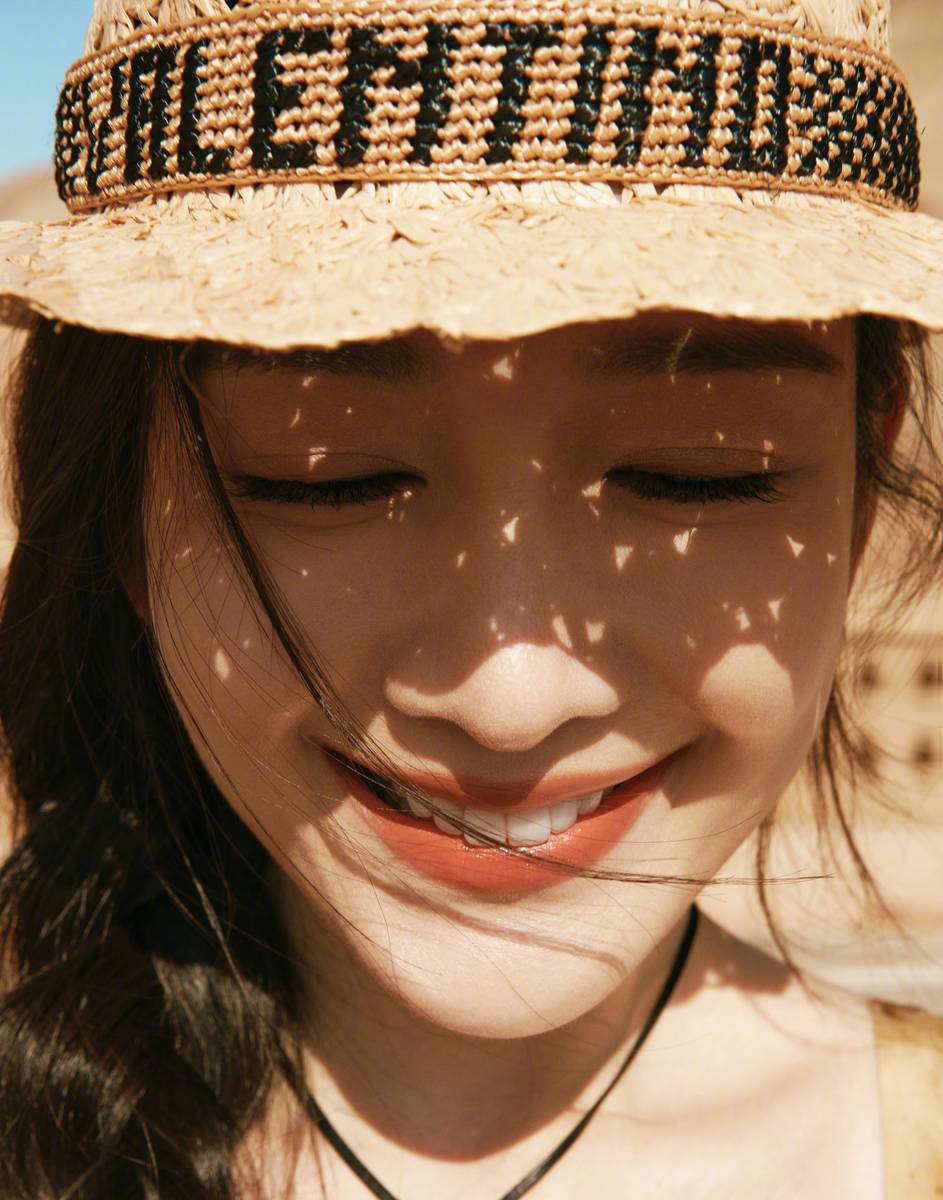 王鸥分享43岁生日照 在公路上奔跑自由烂漫