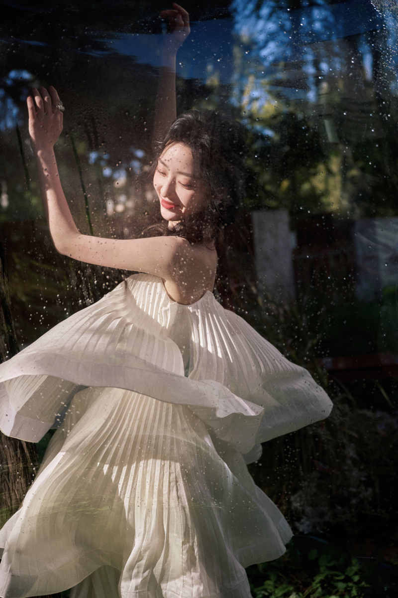 邓恩熙编发造型灵动俏皮 轻提裙摆少女感十足