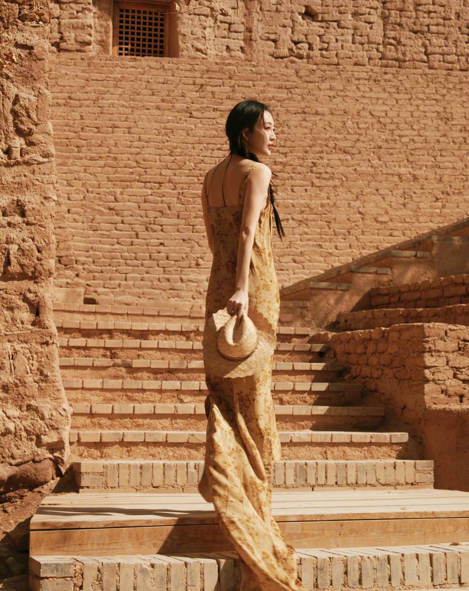 王鸥分享43岁生日照 在公路上奔跑自由烂漫