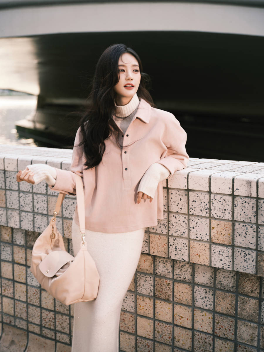 李一桐身穿针织长裙温婉优雅 甜笑回眸氛围感满满