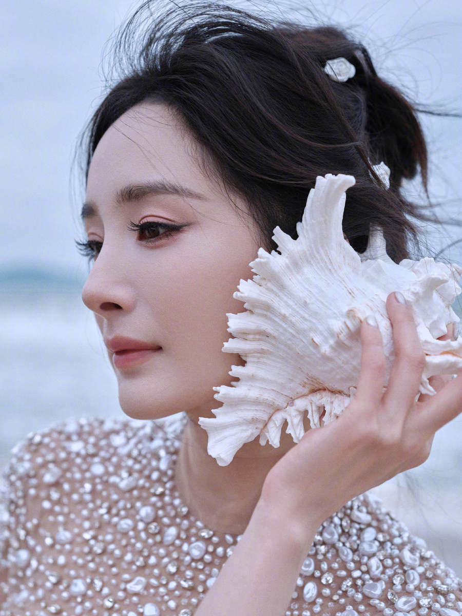 杨幂穿浅蓝色长裙化身美人鱼 手捧贝壳眼神温柔