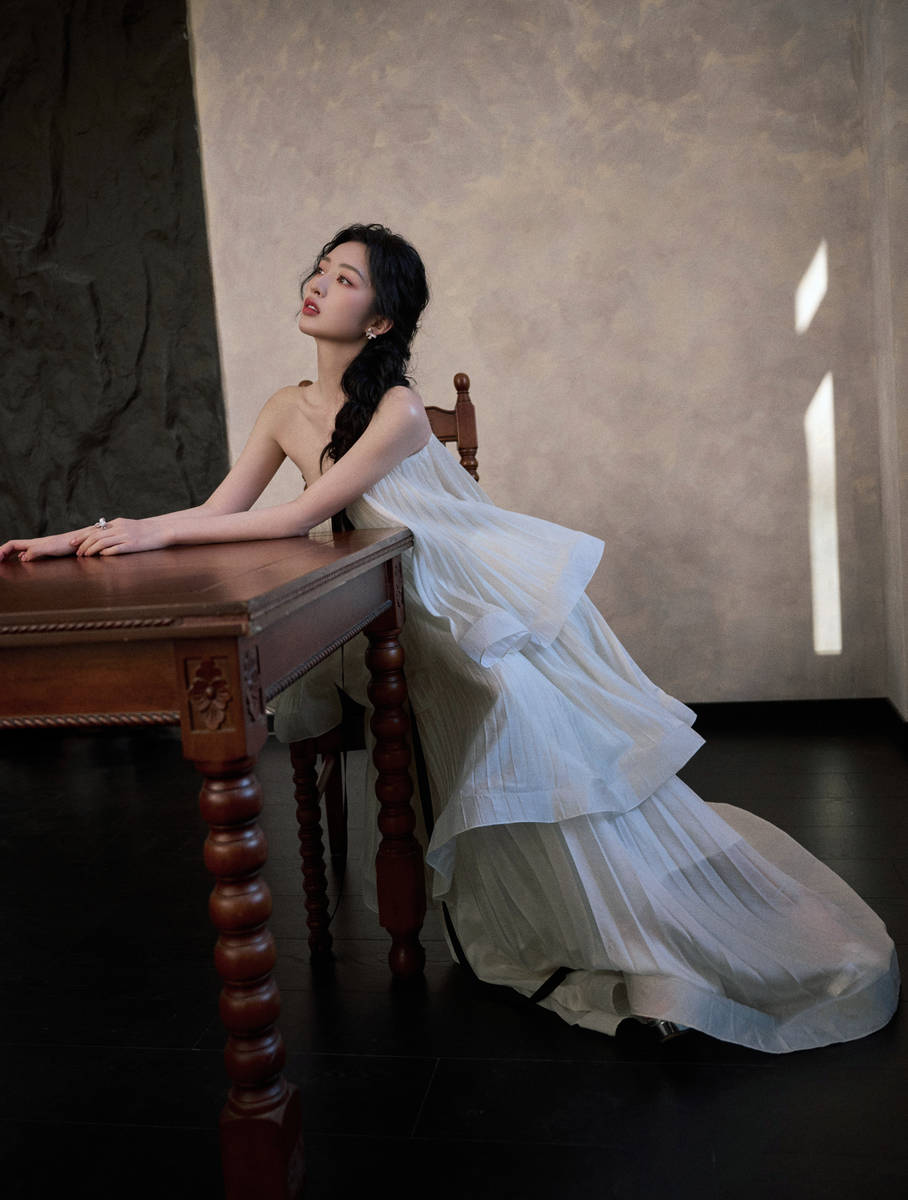 邓恩熙编发造型灵动俏皮 轻提裙摆少女感十足