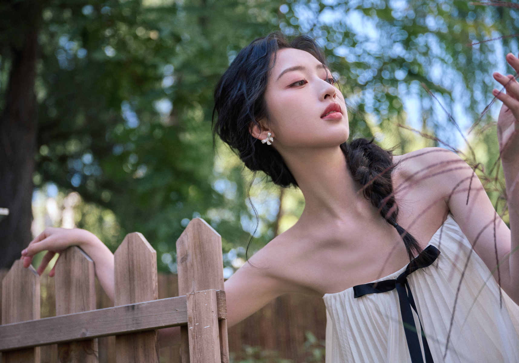 邓恩熙编发造型灵动俏皮 轻提裙摆少女感十足