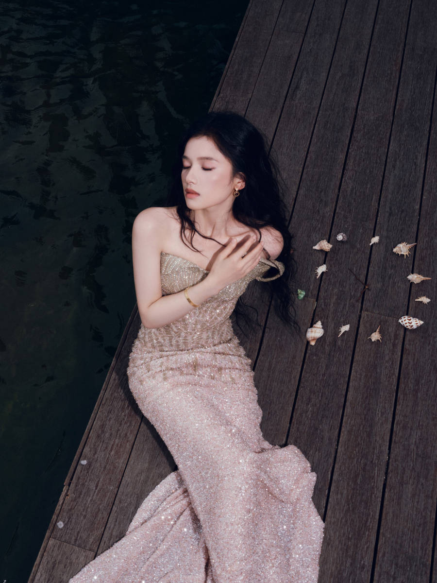 张婧仪穿鱼尾裙亮相盛典 宛如海畔边的人鱼公主