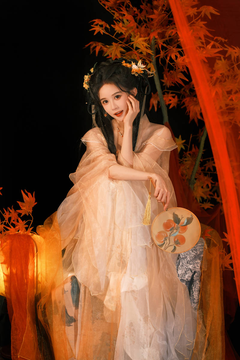 段艺璇穿汉服可爱娇憨 手持油纸伞温柔灵动