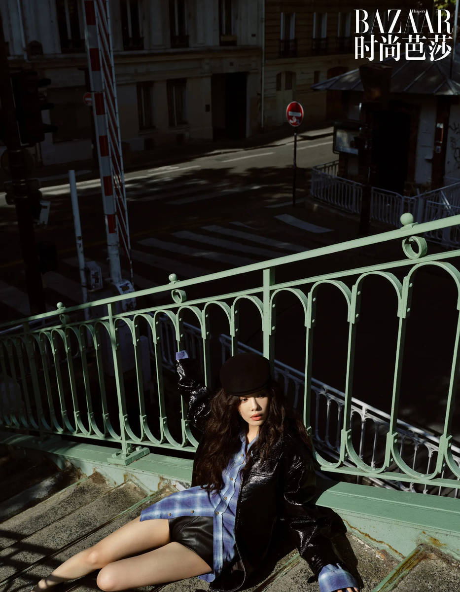蔡文静晒杂志大片性感吸睛!漫步巴黎街头风情万种