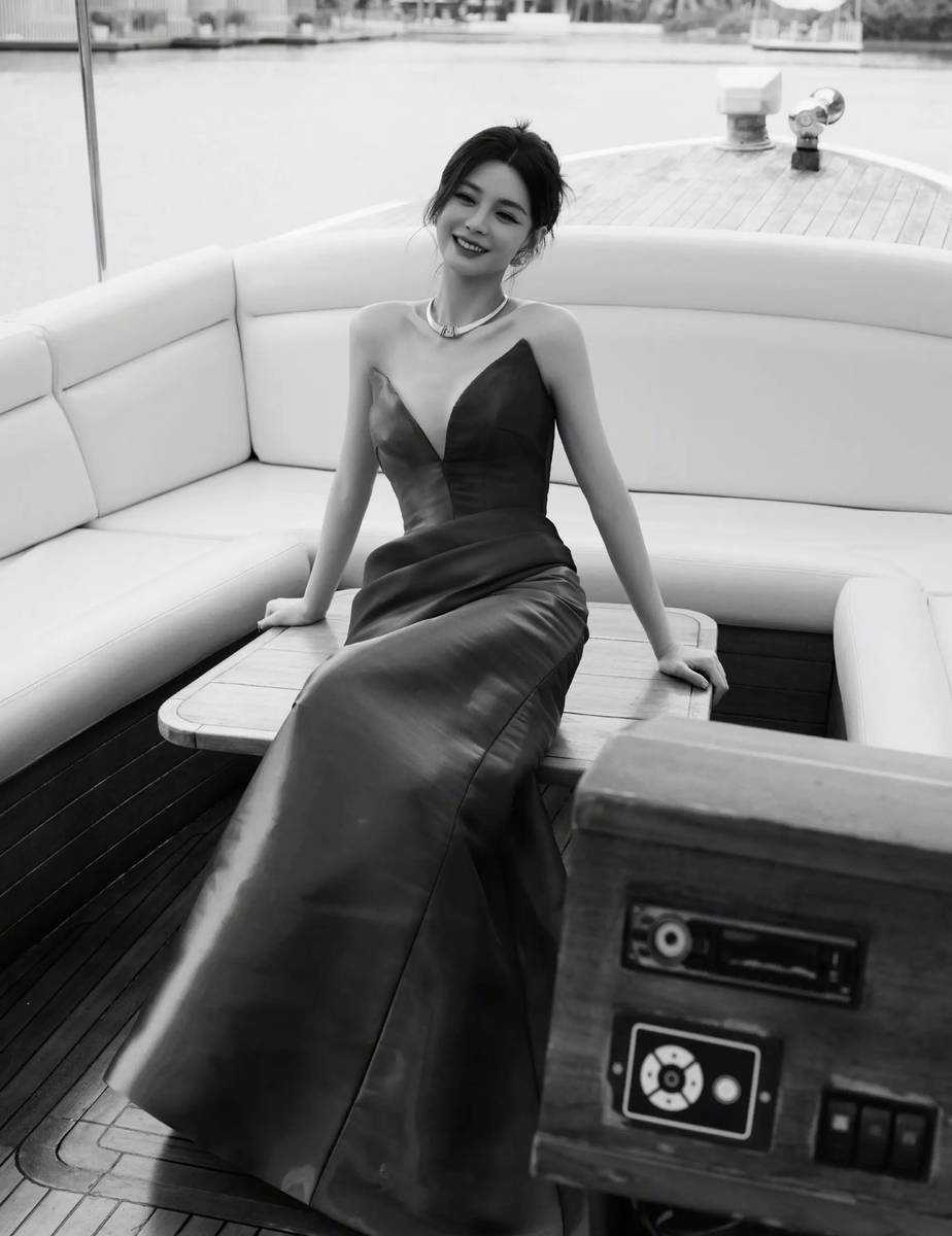 沈梦辰穿V领长裙身材火辣 下台阶时意外摔倒好危险