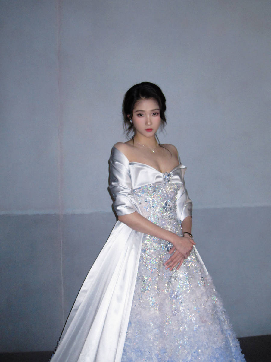 关晓彤身着银灰色缎面长裙 发丝轻拂尽显温婉华贵