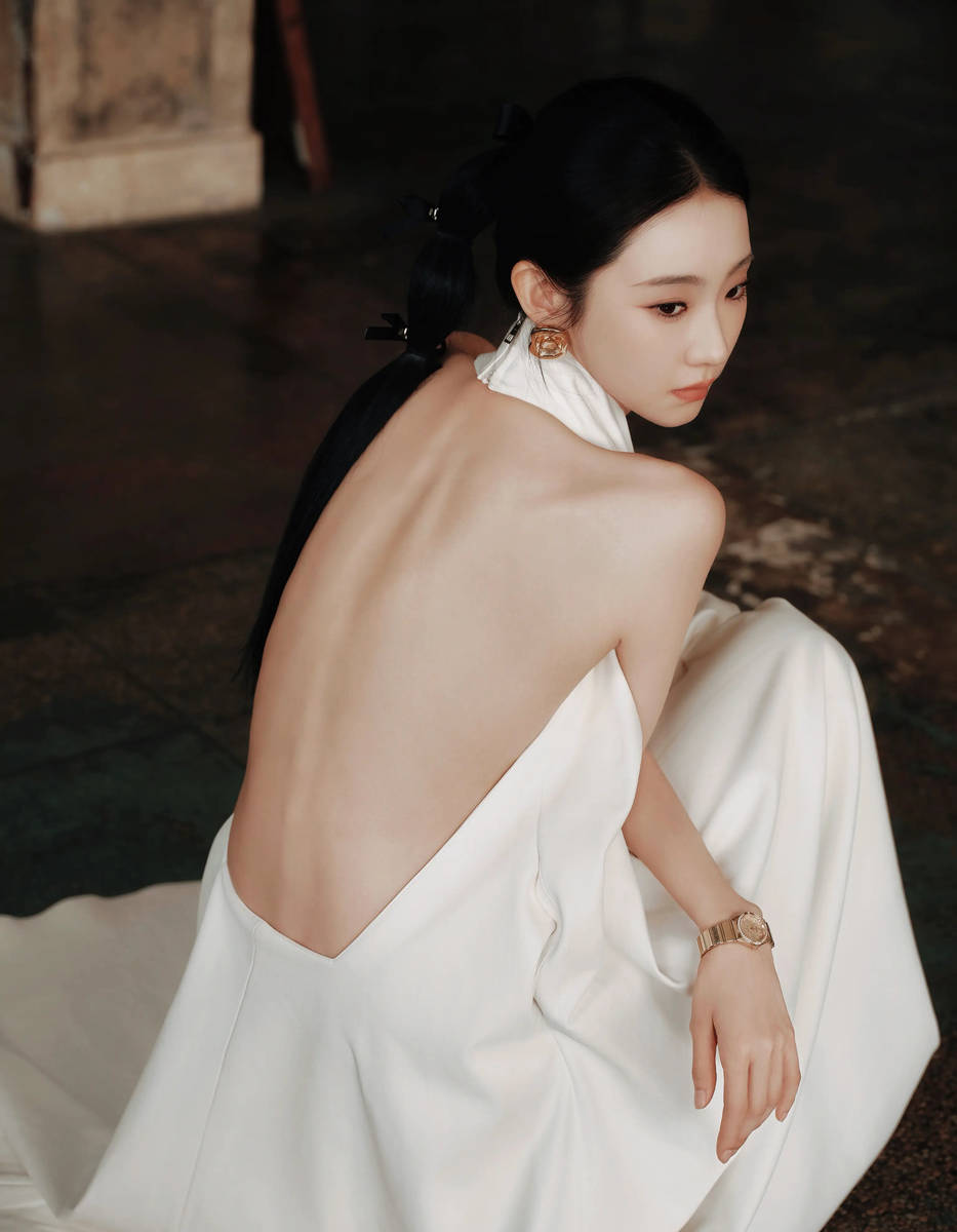 张艺凡极简风白裙气质清冷 完美诠释优雅高级感