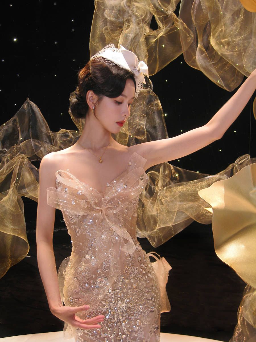 陈都灵穿闪钻礼服戴白色网纱 气质优雅如复古名伶