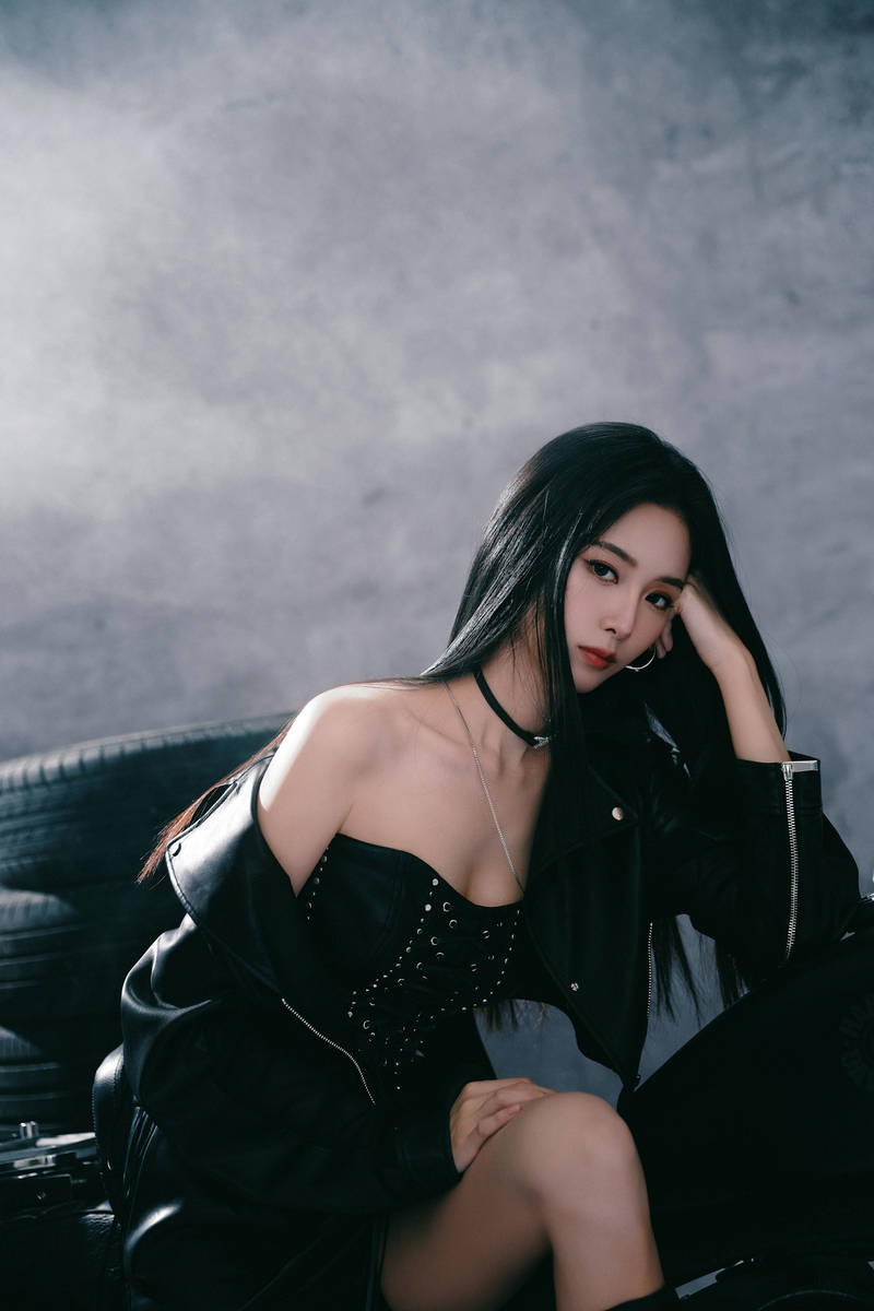 徐艺洋身穿黑色皮衣 大方秀香肩长腿热辣性感