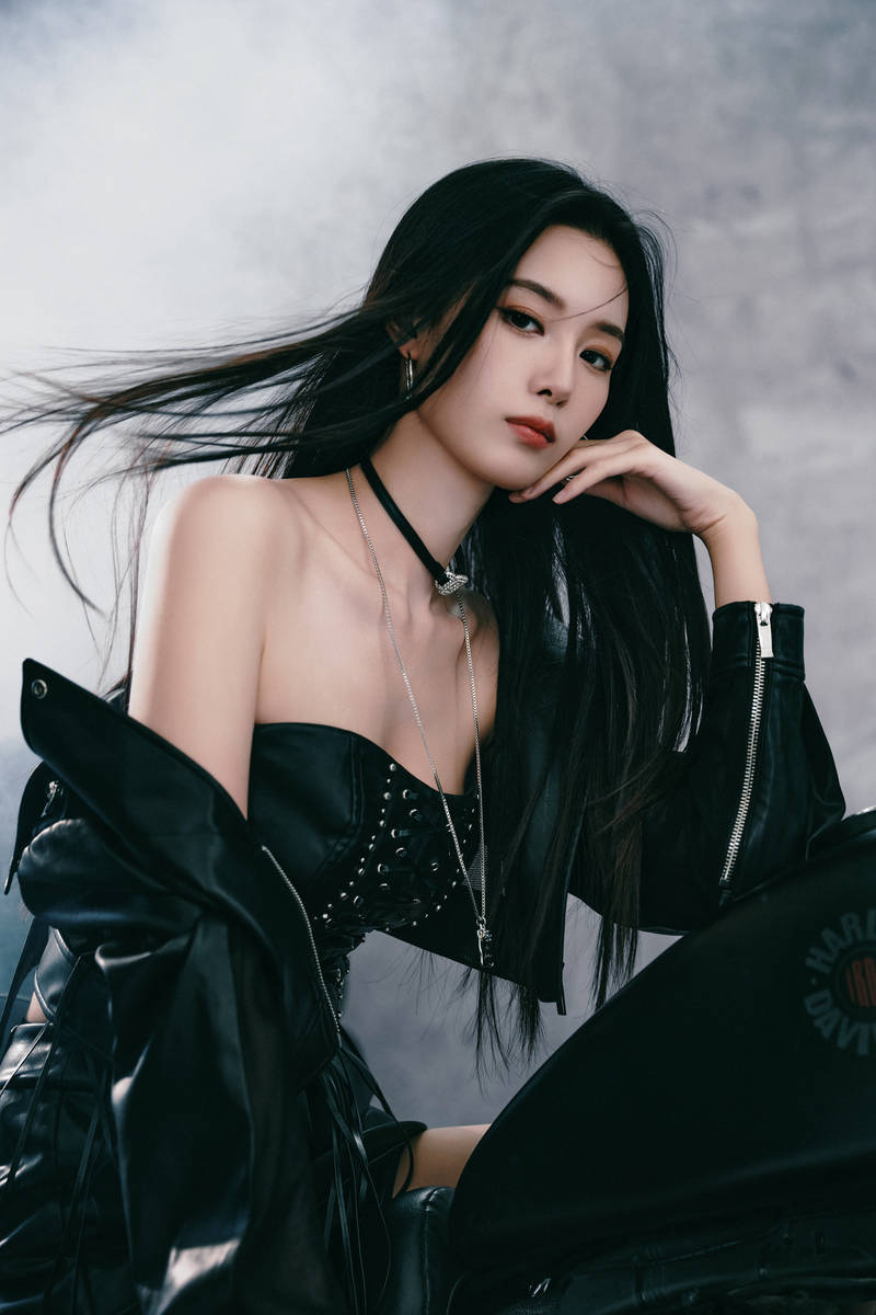 徐艺洋身穿黑色皮衣 大方秀香肩长腿热辣性感