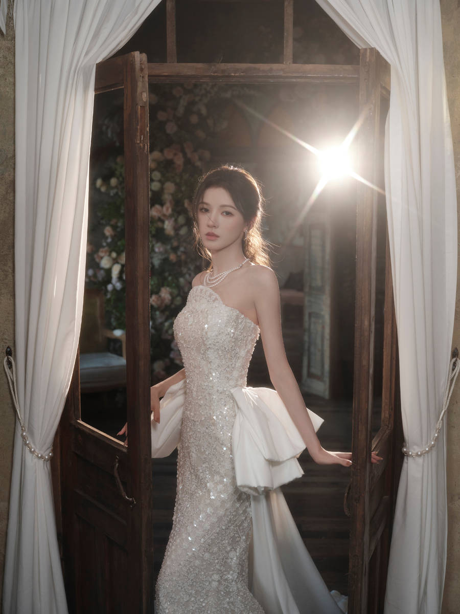 张予曦穿白色抹胸裙气质佳!宛若归国白月光大小姐