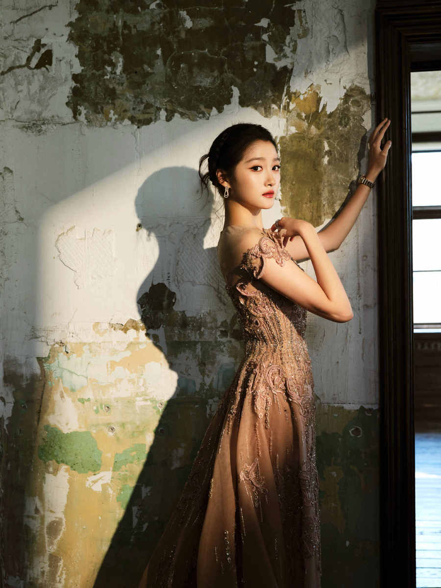 关晓彤身穿香槟粉鎏金纱裙 回眸一笑一眼万年