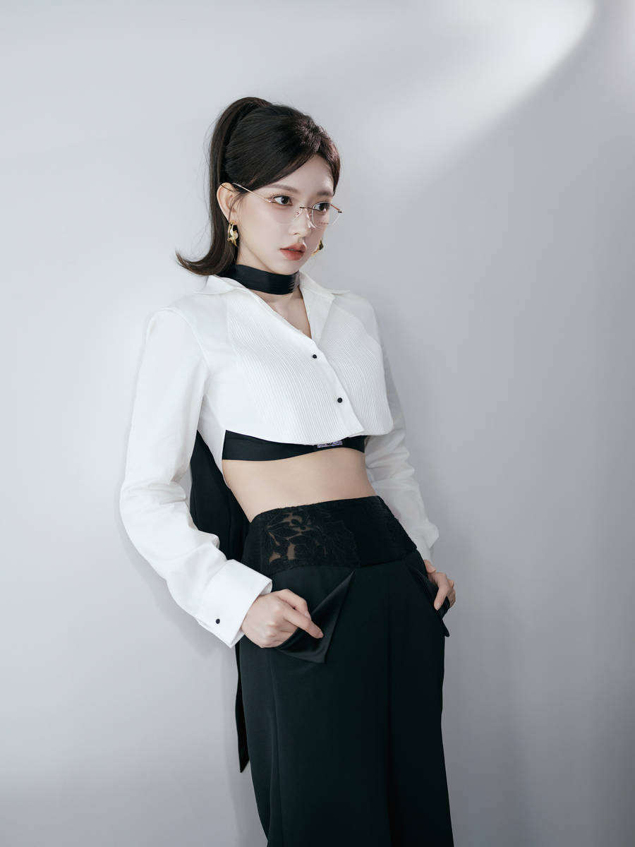 程潇戴无框眼镜高智感十足 高马尾发型干练时尚