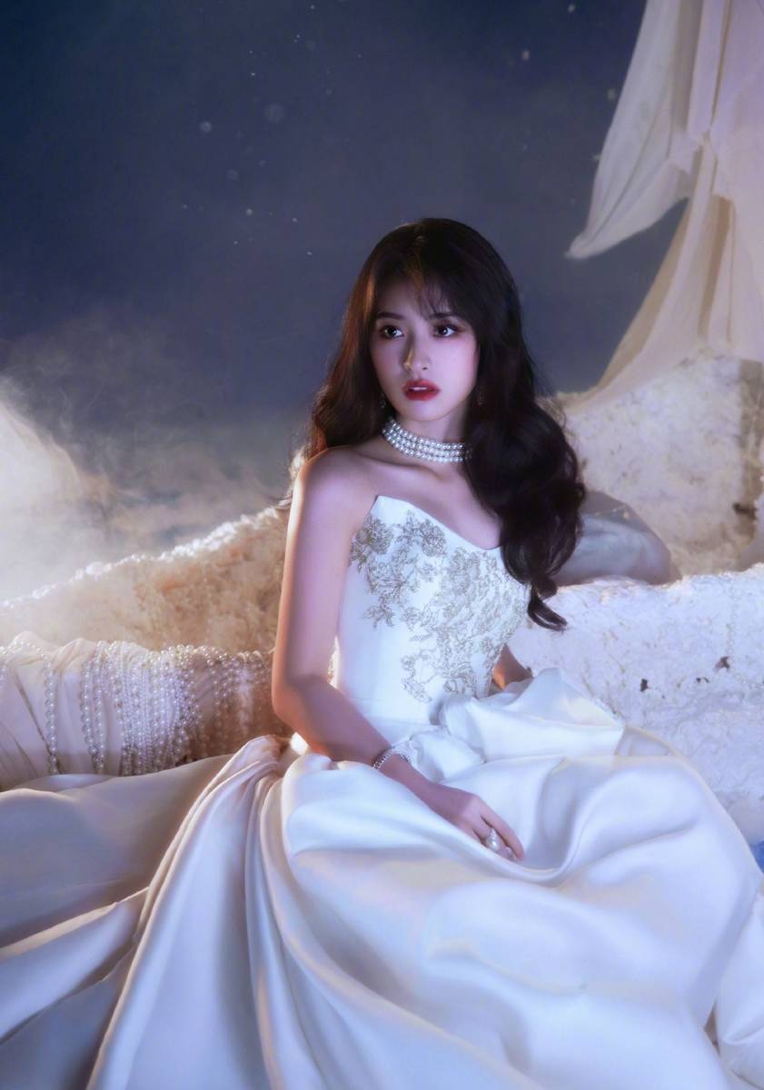 沈月穿拖地长裙灵动高贵 手持长剑英姿飒爽