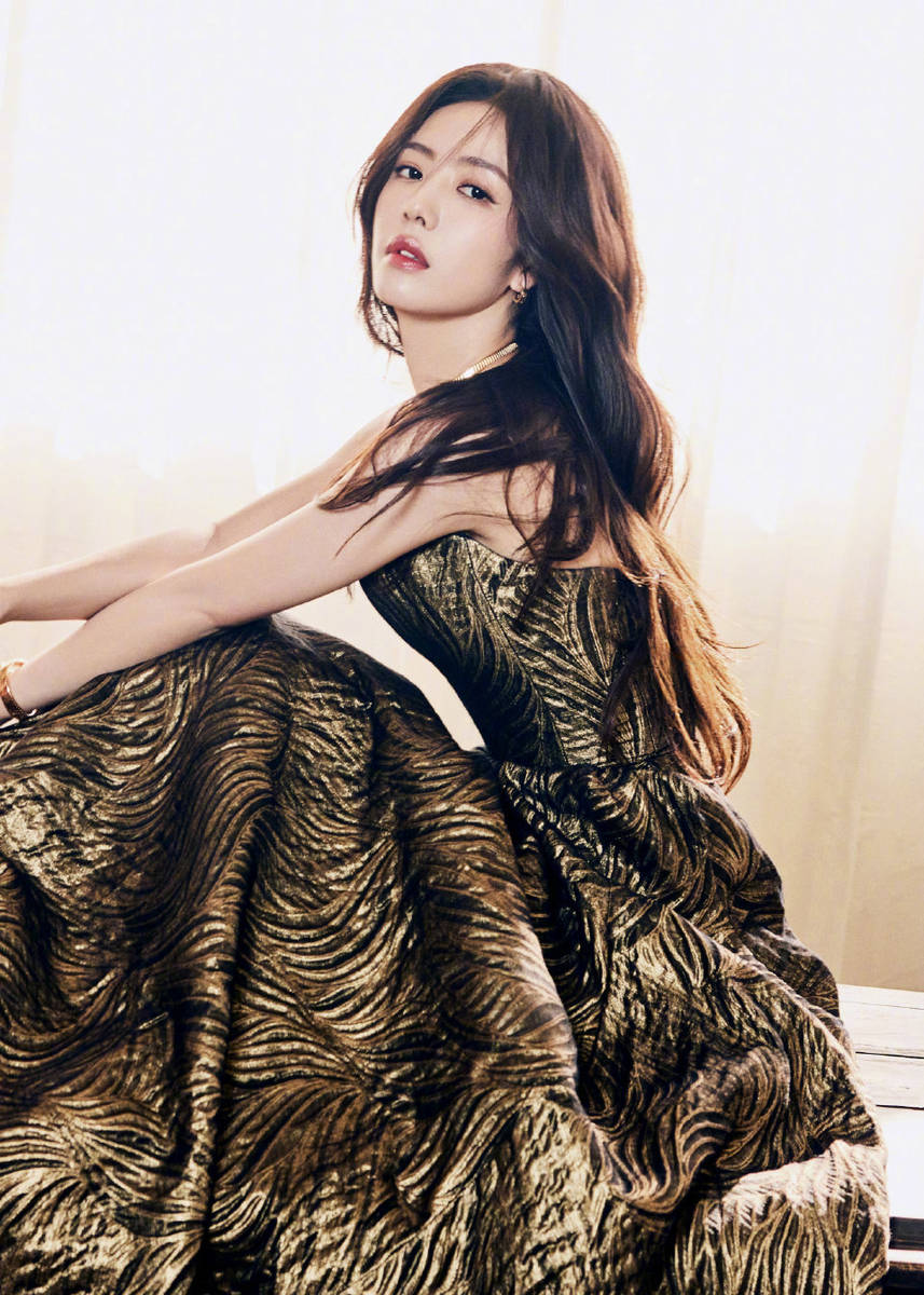 蔡文静一袭鎏金礼裙身材曼妙 举手投足间自信迷人