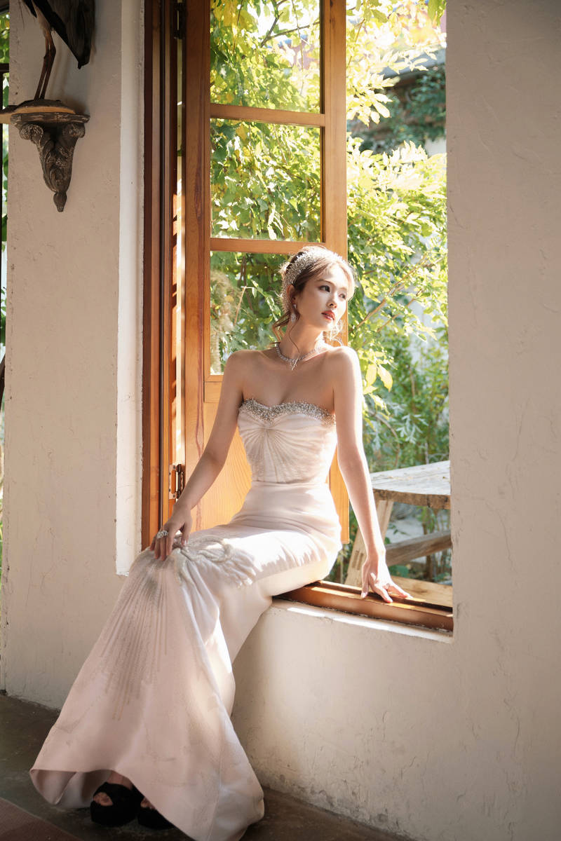 白鹿戴钻石发箍宛如古堡公主 穿拖地长裙身姿曼妙