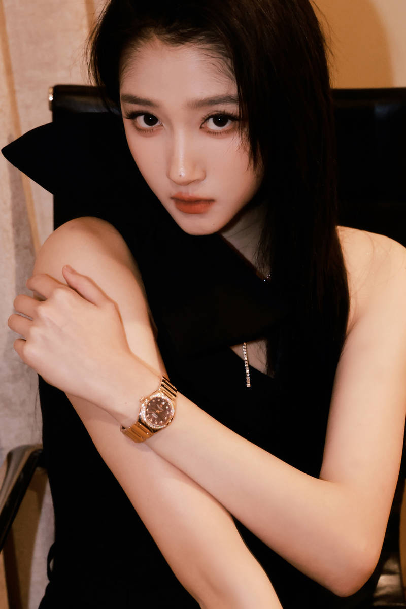 关晓彤穿修身西装干练优雅 黑长直造型清纯动人