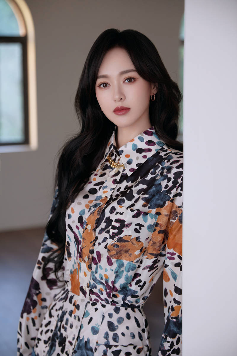 唐嫣穿碎花短裙美腿修长 笑意盈盈优雅又甜美