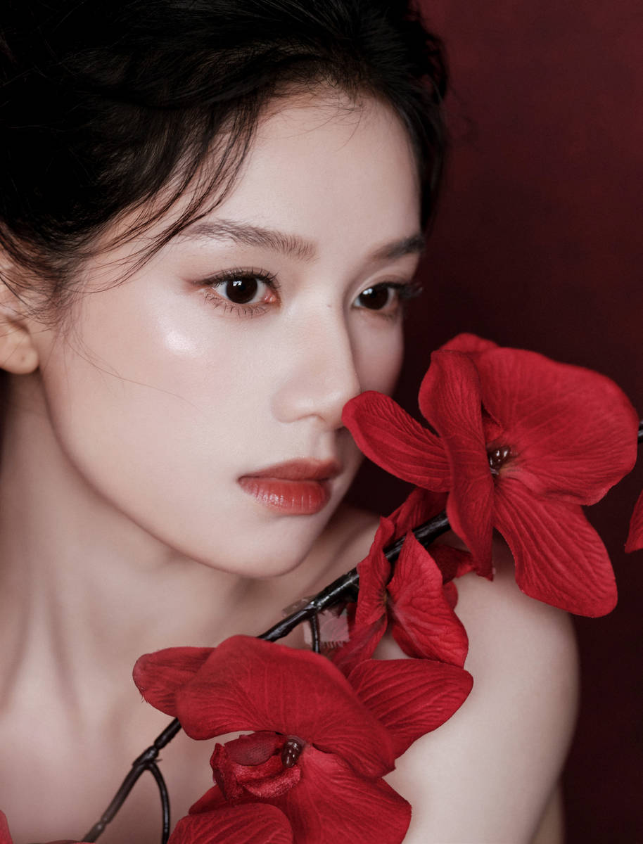 张婧仪黑裙配红花大气又灵动 微闭双眼笑容浅浅
