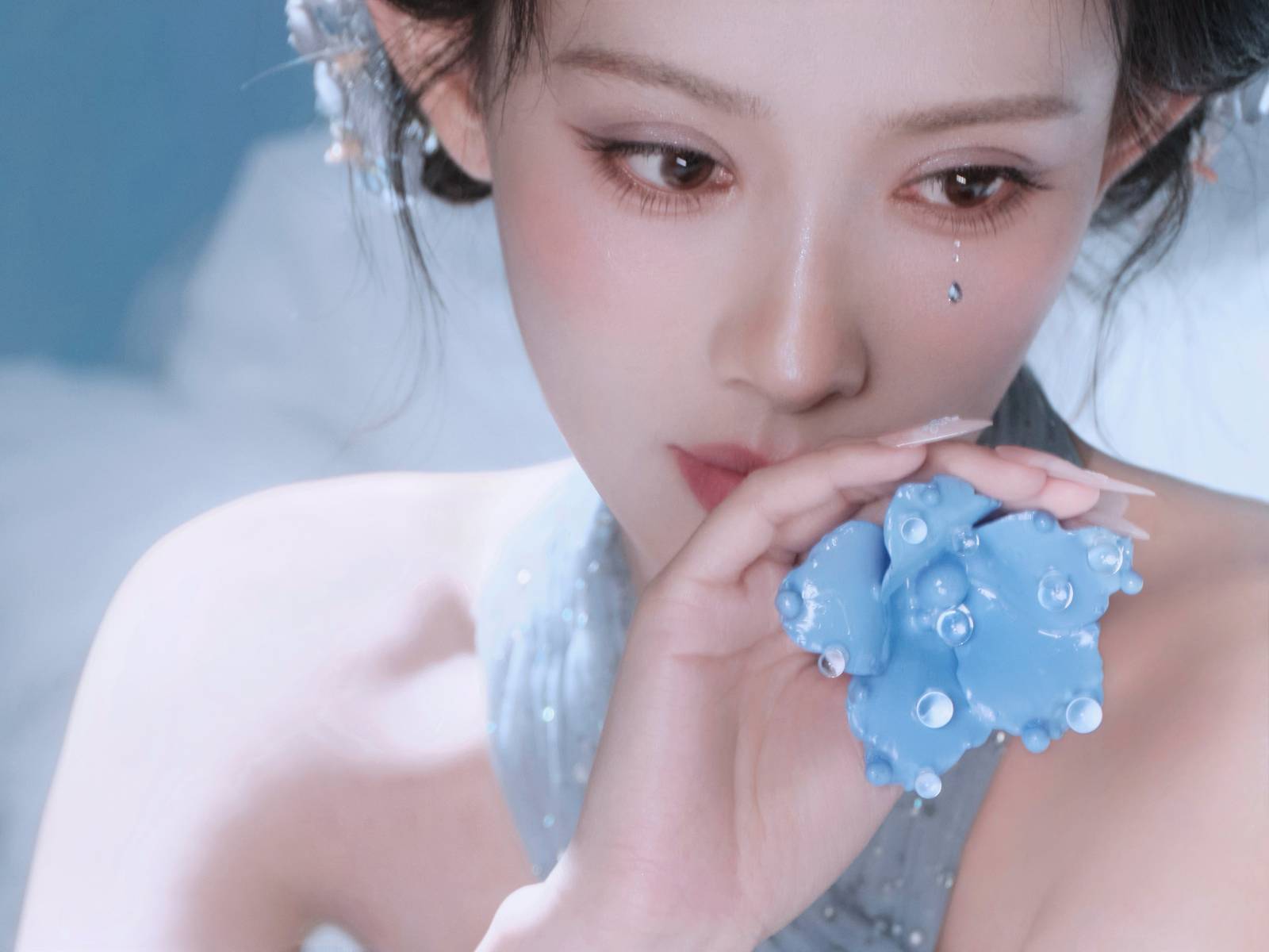 孟子义穿浅蓝星光裙出席活动 清冷优雅尽显仙韵