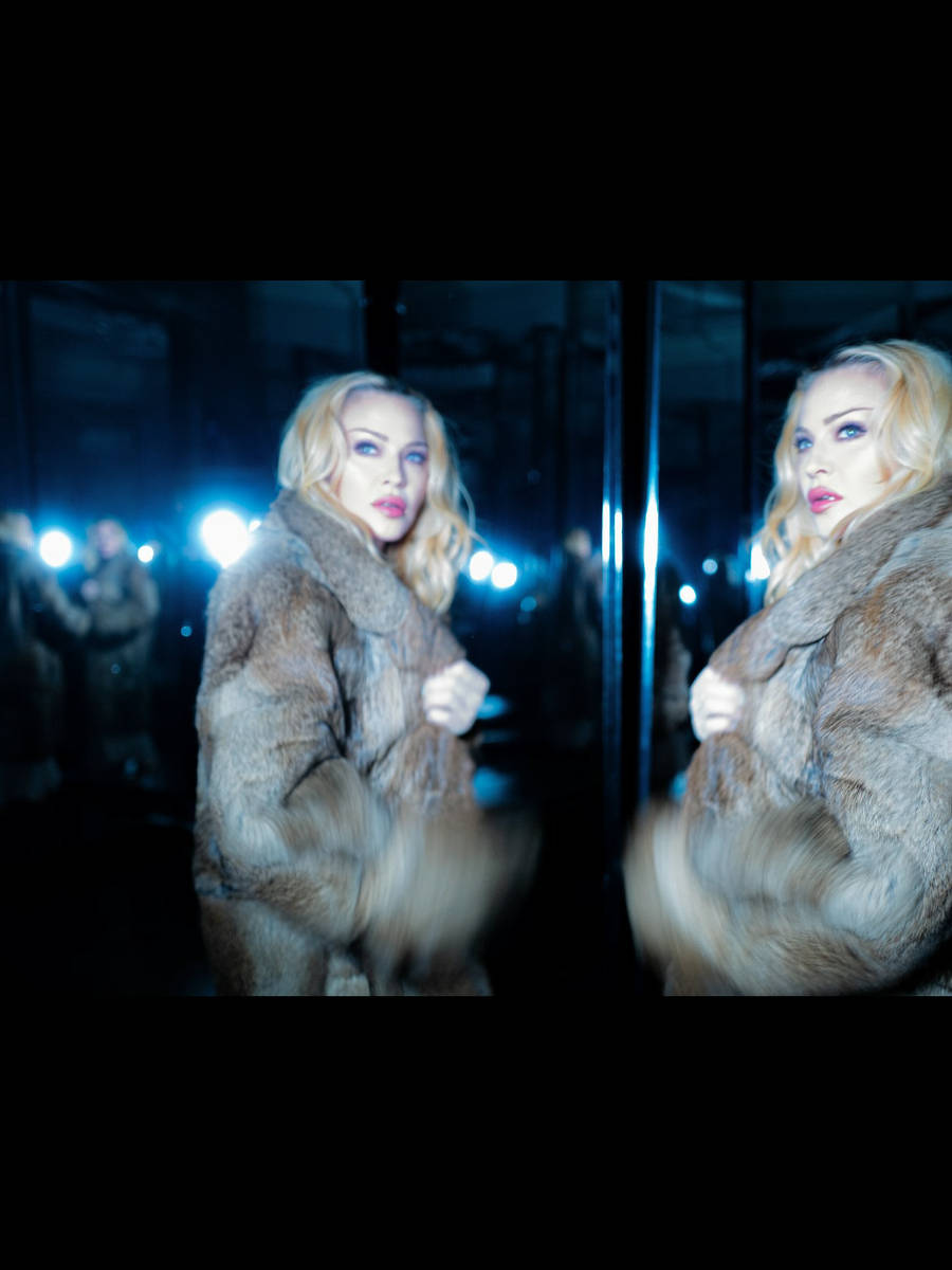 麦当娜白裙配皮草身材火辣 戴墨镜气场超A