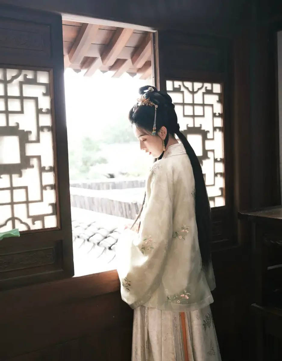 宋祖儿晒照庆祝新剧杀青 身穿古装站窗边温婉大气