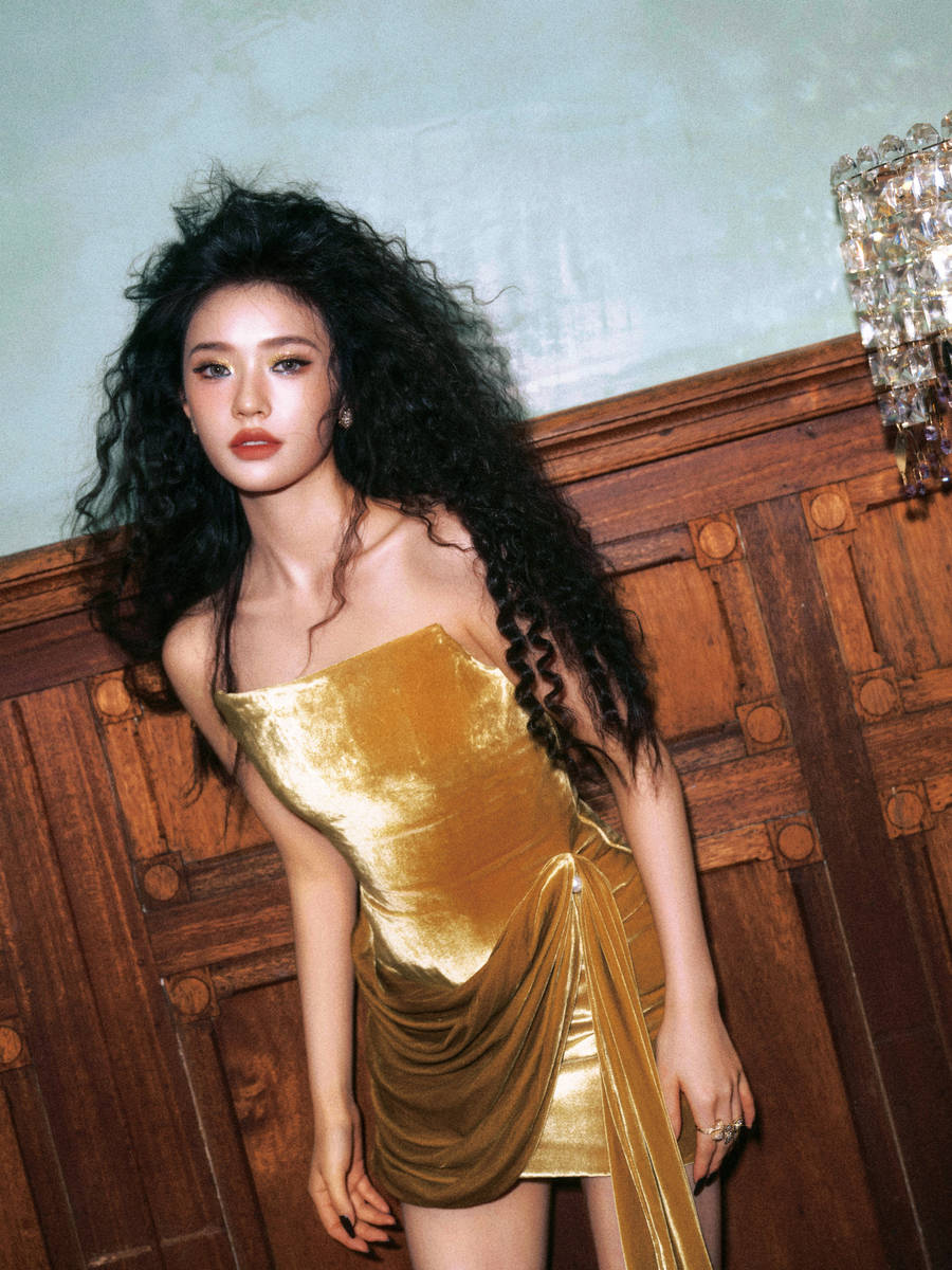 林允卷发配红唇化身性感小野猫 双腿纤细成熟诱惑